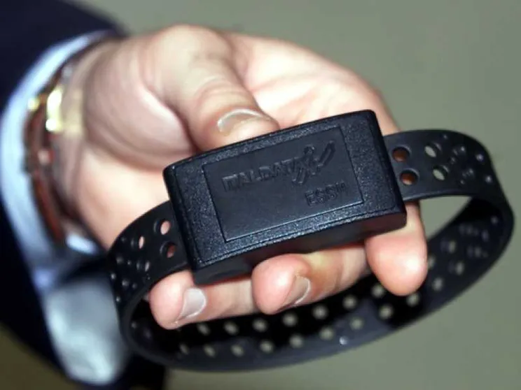 Bracciale elettronico per i presunti attentatori. Arrestato un tunisino