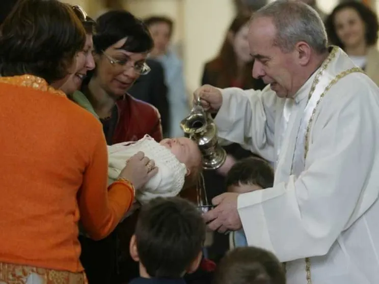 Padrini inadatti? «Meglio rinunciare». Due diocesi puntano sulle comunità