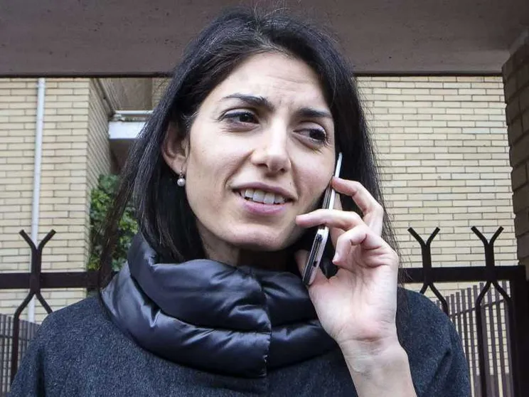 Grillo blinda Raggi: hai la mia stima per aver ammesso i tuoi errori