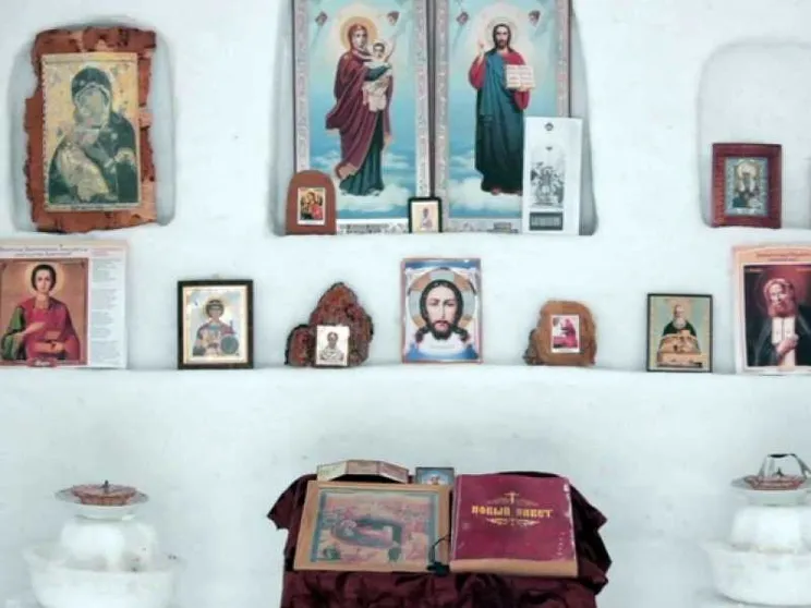 Villaggio senza chiesa? La costruiscono di neve