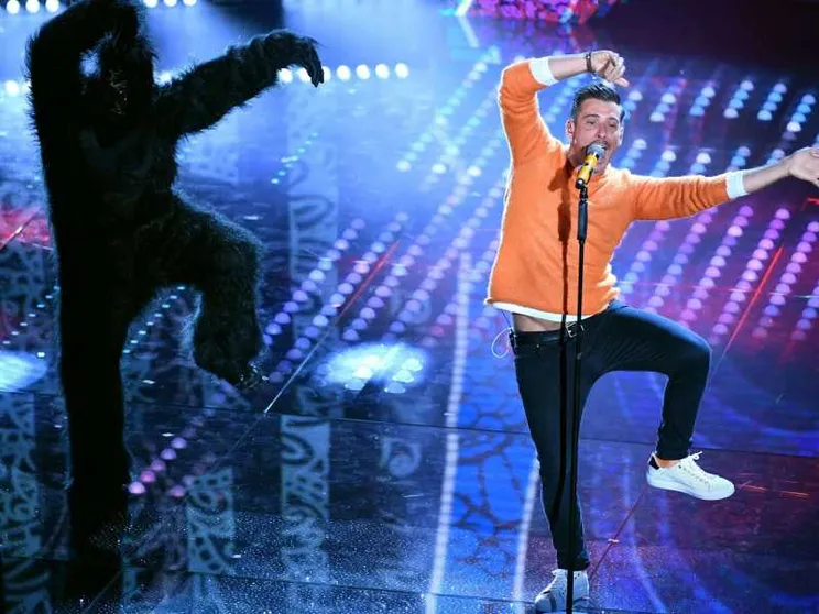 Spiazzante Gabbani, con una scimmia e molta ironia riconquista l'Ariston