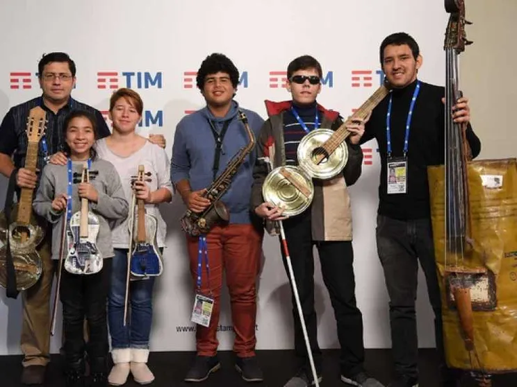 Il messaggio di pace dei bambini dell'orchestra «riciclata» di Asuncion