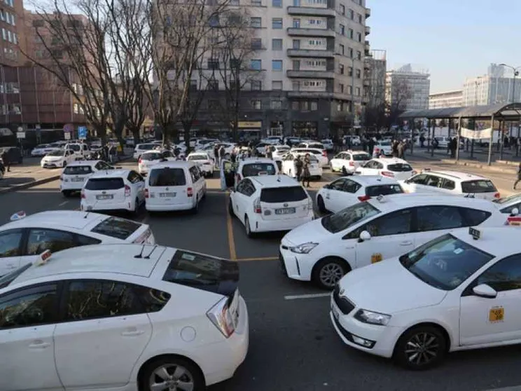 Tassisti in rivolta contro il Milleproroghe: «Favorisce Uber e abusivi»