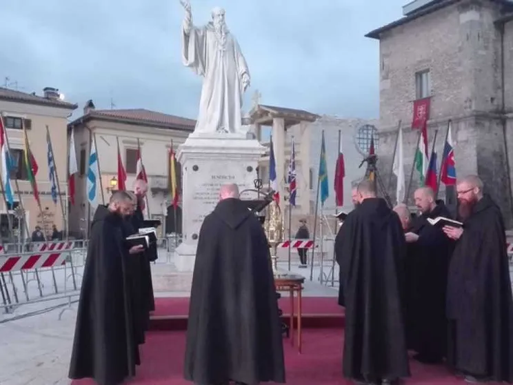 I vespri in piazza dei Monaci di Norcia. Tornata la fiaccola benedettina