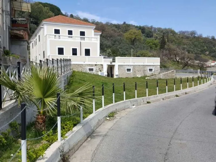 Il commissario porta l’acqua e pulisce le vie