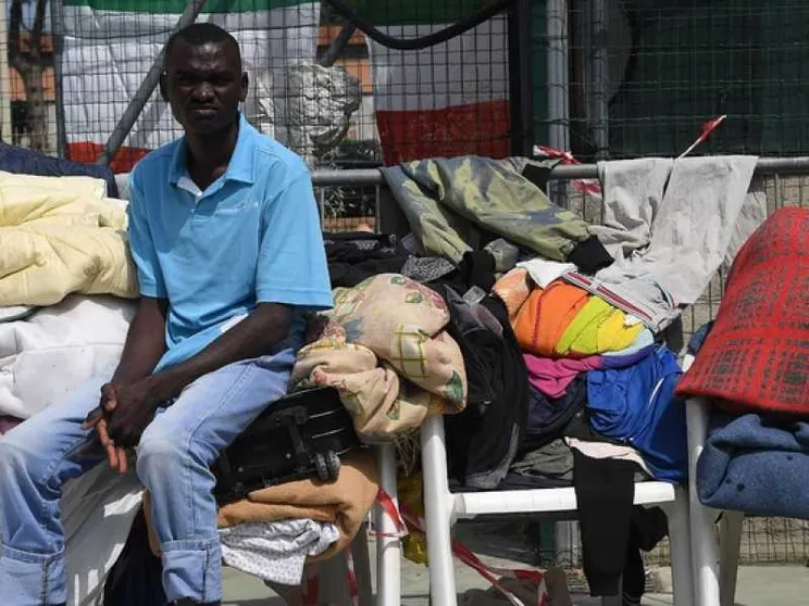 Tre volontari denunciati. «Hanno somministrato cibo ai migranti»