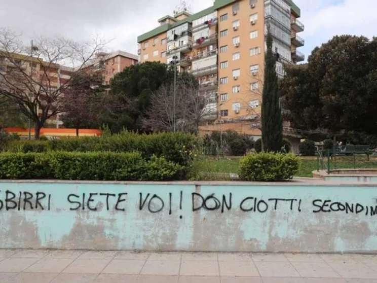Un'altra scritta intimidatoria contro don Ciotti. I cittadini cancellano