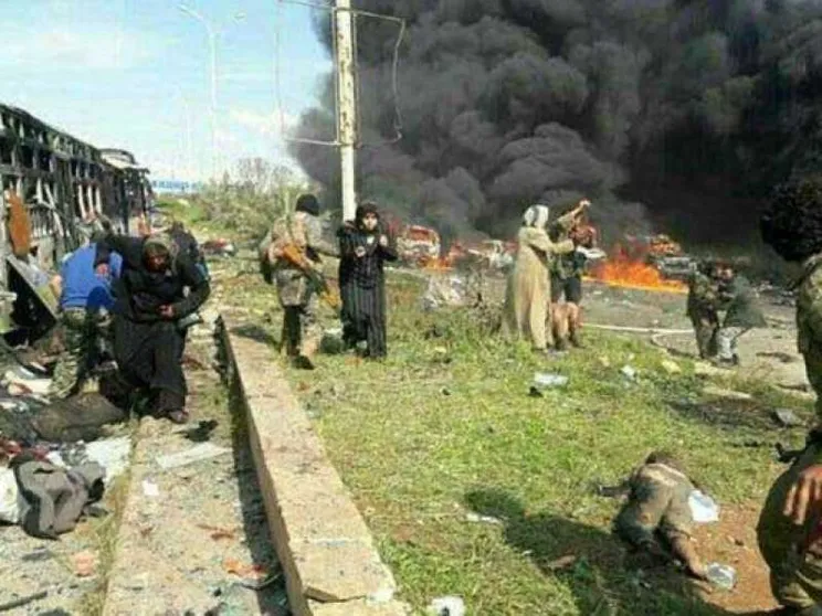Kamikaze contro i bus dei profughi: sono 126 i morti a nord di Aleppo