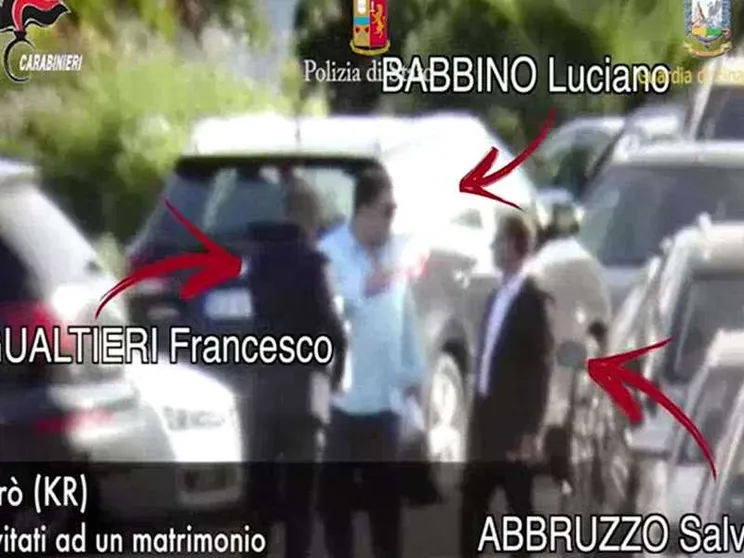 Sgominato il clan che gestiva il Centro migranti. Sospeso il parroco coinvolto