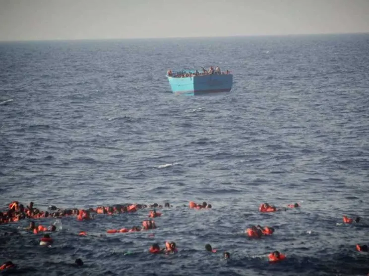 Naufragio al largo della Libia, 34 morti fra cui molti bambini. Salvati 400