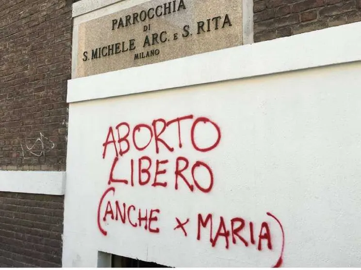 Scritta pro aborto sulla chiesa, la reazione del parroco vola sui social