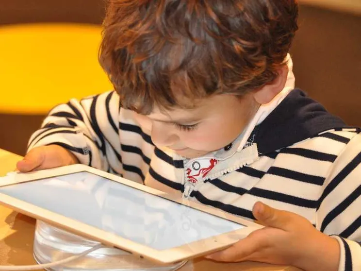 Abuso di smartphone e tablet, allarme dei pediatri francesi