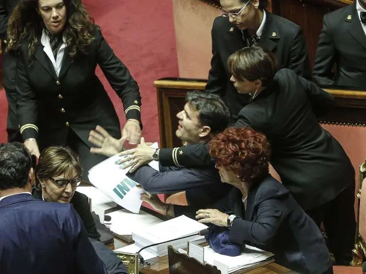 Al Senato esordio tra tafferugli. Contusa la ministra Fedeli