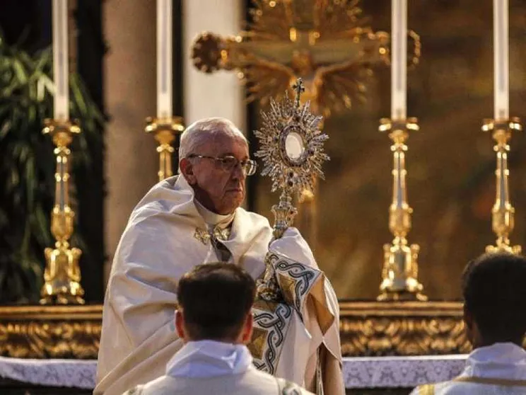 Il Papa: «Eucaristia memoria viva dell'amore di Dioi