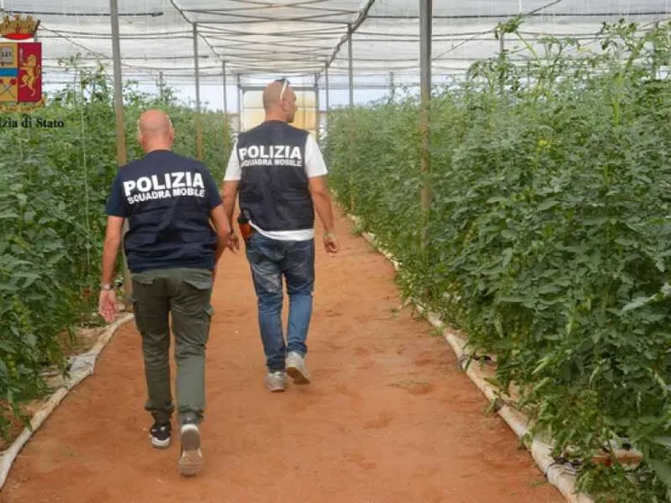 Richiedenti asilo sfruttati come braccianti. Due arresti a Ragusa