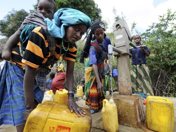 La retorica degli aiuti all'Africa: Italia generosa, dagli altri spiccioli