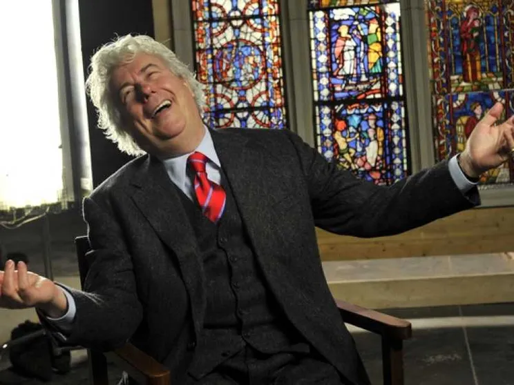 Ken Follett: «Perché io, ateo, adoro andare in chiesa»