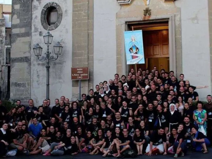 Giovani italiani in marcia verso il perdono di Assisi