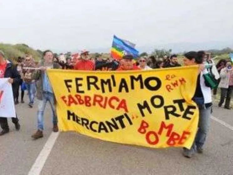 «Riconvertiamo la fabbrica di bombe». Il Sulcis per il lavoro degno