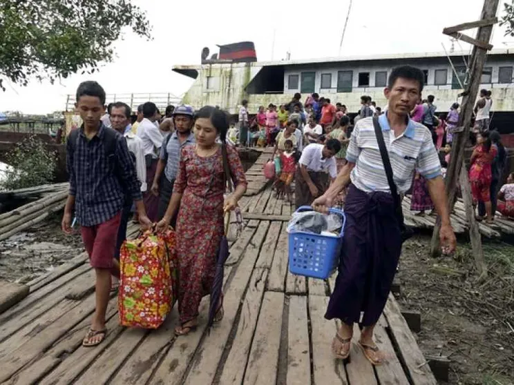 L'esercito spara: colpi di mortaio sui profughi Rohingya in fuga