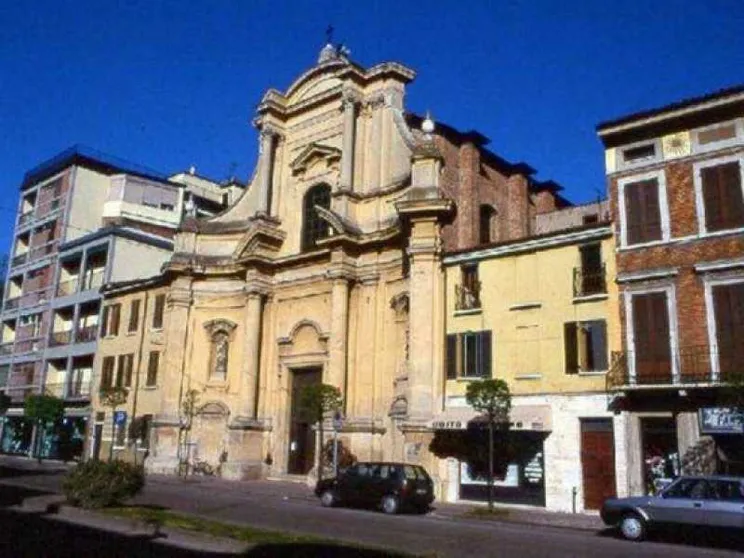 Anziano parroco aggredito in chiesa e preso a sputi