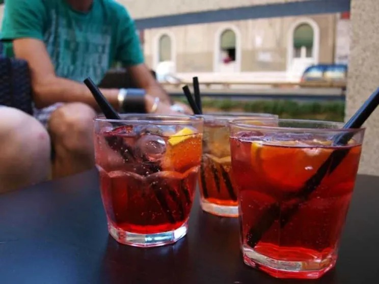 L’alcol dei millennials: bevono meno ma prima