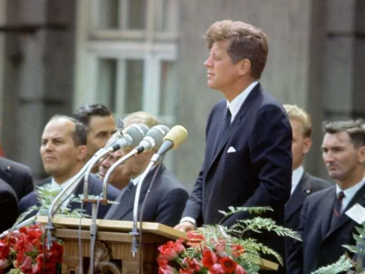 Trump pubblica (quasi tutta) la «verità» su Kennedy
