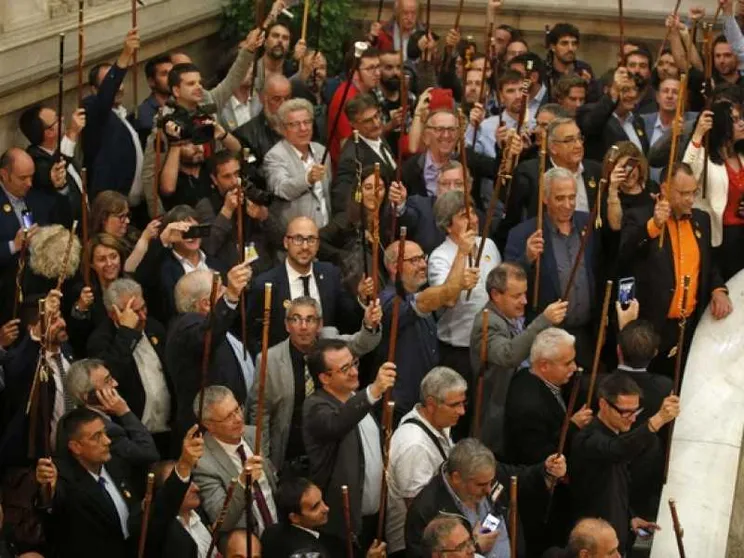 Catalogna commissariata, ma Puigdemont: «Andiamo avanti»