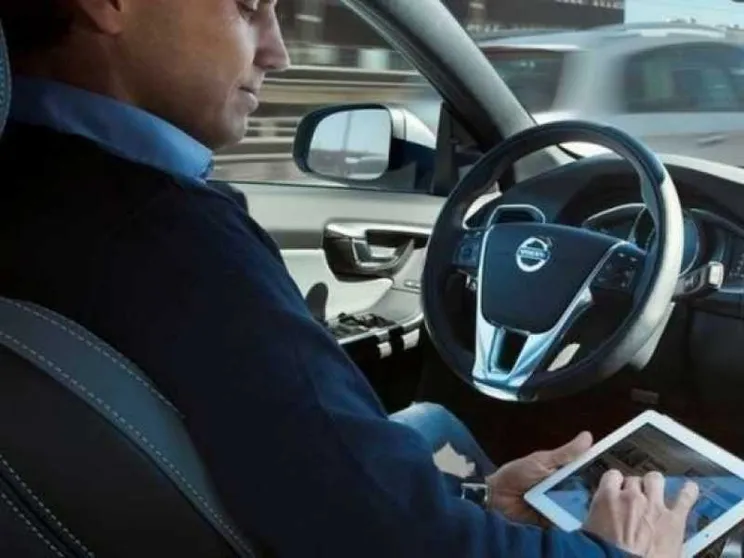 L'auto a guida autonoma sicurezza, paure e... affari