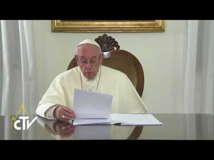Il Papa: «Il bene della famiglia decisivo per il futuro del mondo»