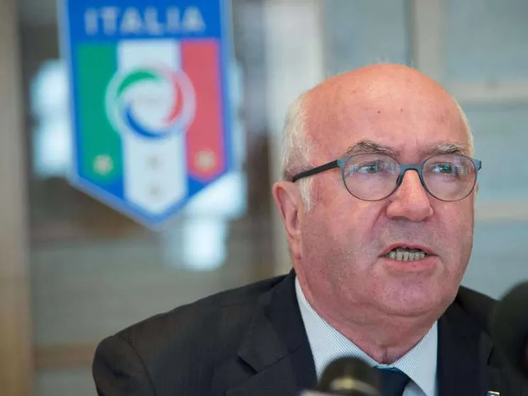 Le dimissioni show di Tavecchio da presidente Figc