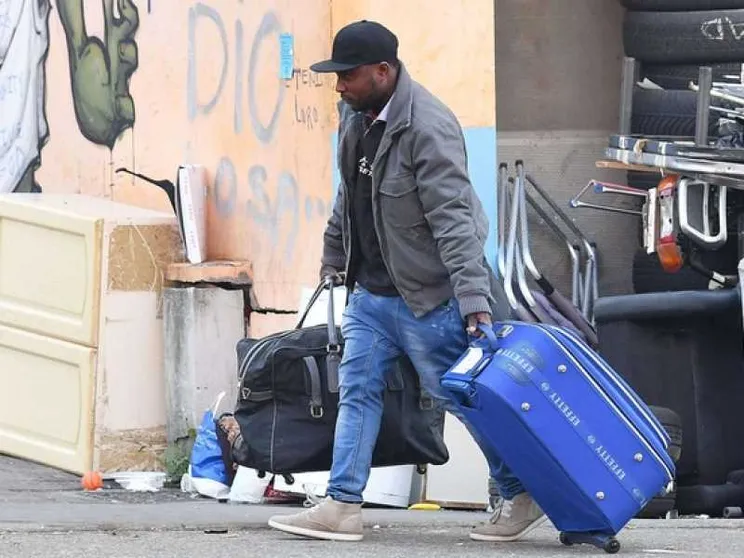 Al via sgombero del Villaggio olimpico. 80 migranti ospitati dalla diocesi
