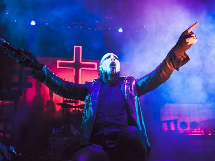 Marilyn Manson ospite di Paolo Bonolis. Gli esorcisti: «Testimonial del male»