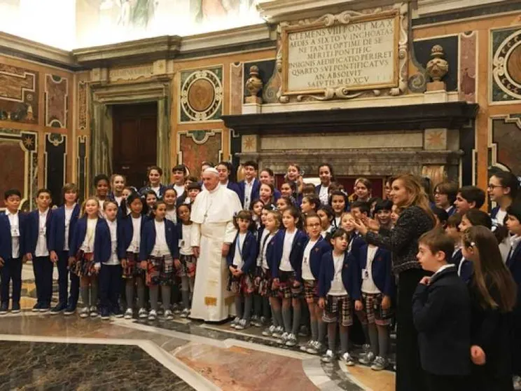 Il Papa incontra il Piccolo Coro dell'Antoniano. «Cantate i valori della vita»