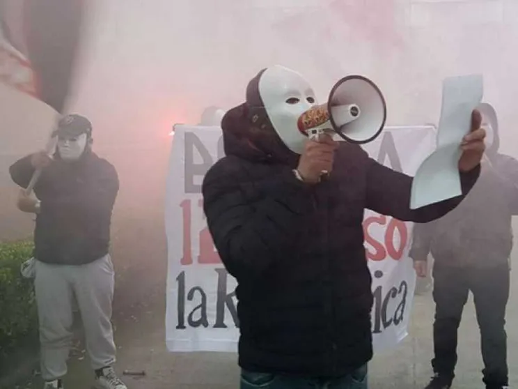 Blitz di Forza Nuova al quotidiano la Repubblica, proclami e fumogeni