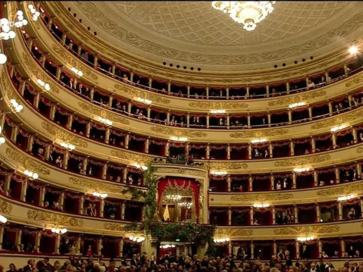 Scala, la Prima con «Andrea Chénier» senza vip ma riempie Milano
