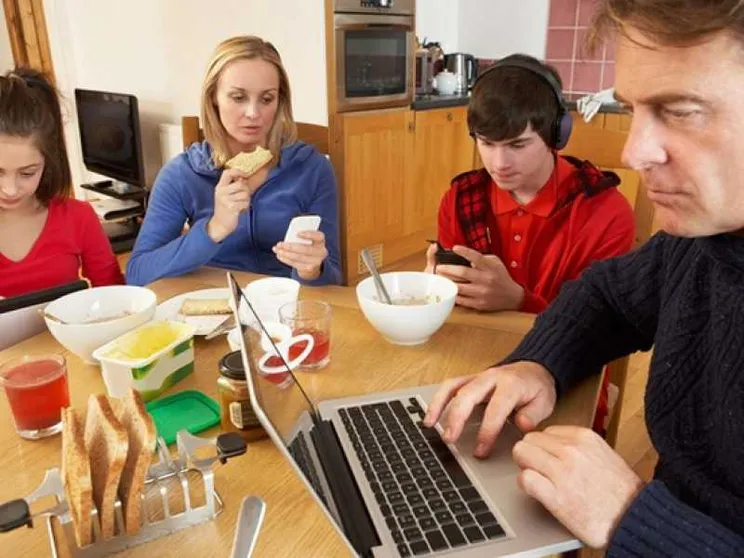 Lassisti o attivi? Genitori e figli nell’era dei social