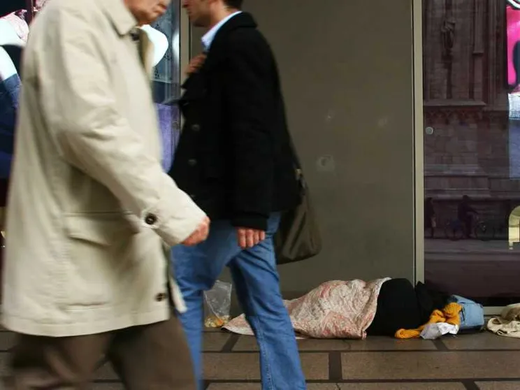 Portano cibo e bevande calde ai senza tetto: il Comune li «diffida»
