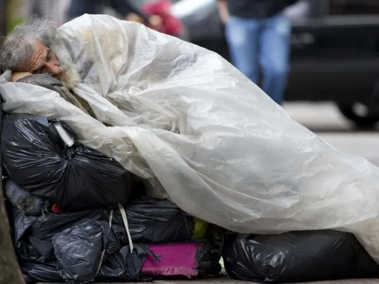 Il Comune di Como insiste: no ai bivacchi. Ma Lecco accoglie i senza tetto