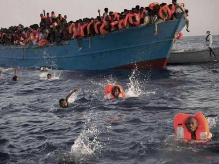 Naufragio nel Mediterraneo: dispersi tra i 90 e i 100 migranti