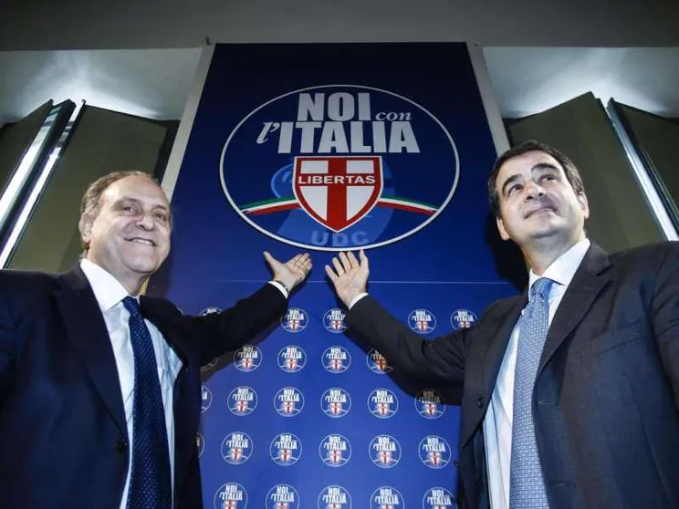 Noi con l'italia presenta il simbolo, c'è lo scudo crociato
