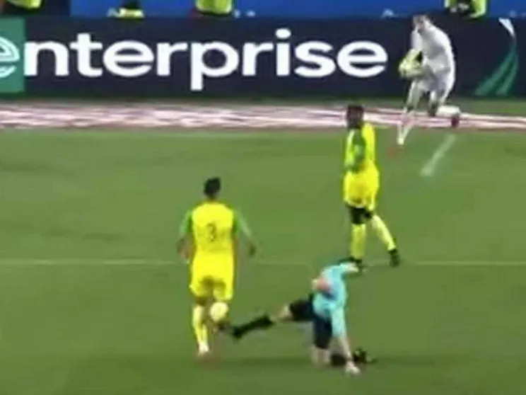 Arbitro di calcio sgambetta un giocatore e lo espelle