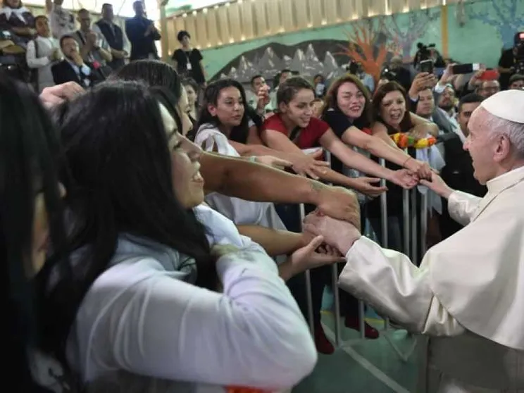 Il Papa in Cile: non abbiamo bisogno di supereroi, ma di compassione