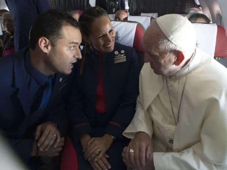 Francesco in aereo celebra il matrimonio tra hostess e steward / Video
