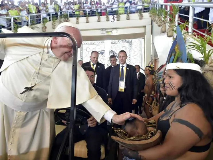 Il Papa ai popoli indigeni: difendere l'Amazzonia è difendere la vita