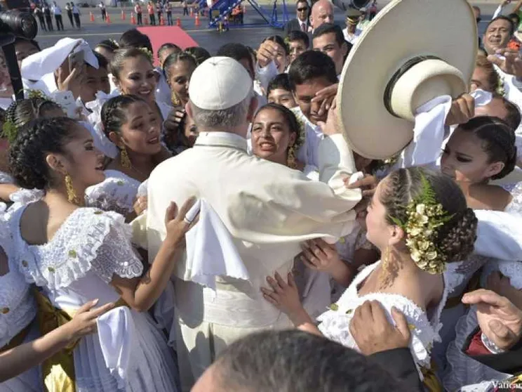 Papa: basta femminicidi. Troppi abusi nel silenzio