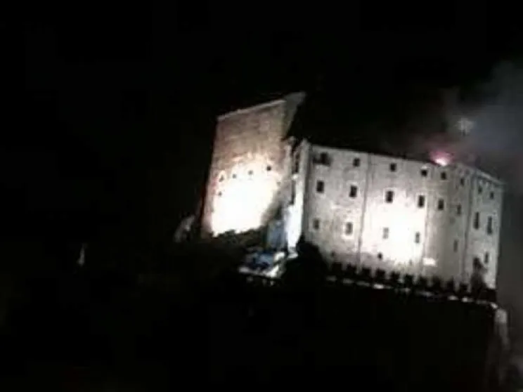 Val Susa, in fiamme il tetto della Sacra di San Michele
