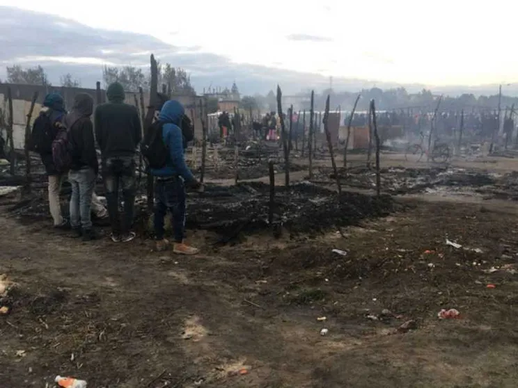 Migranti, brucia tendopoli: morta una donna. Le parole del vescovo