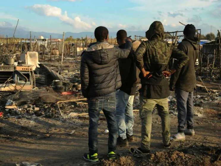 Dopo il rogo nella favela è allarme diossina