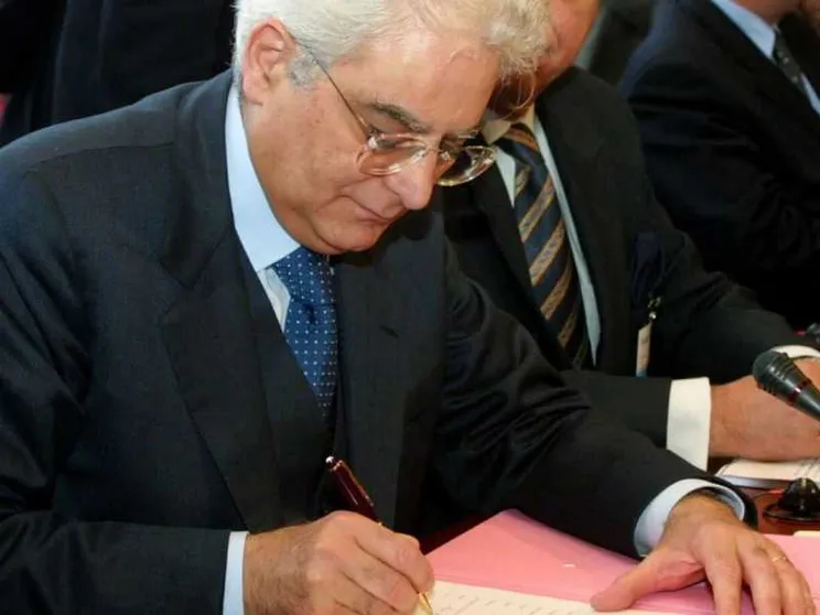 Mattarella: l'egoismo porta a violenza. La Ue: attacco ai nostri valori